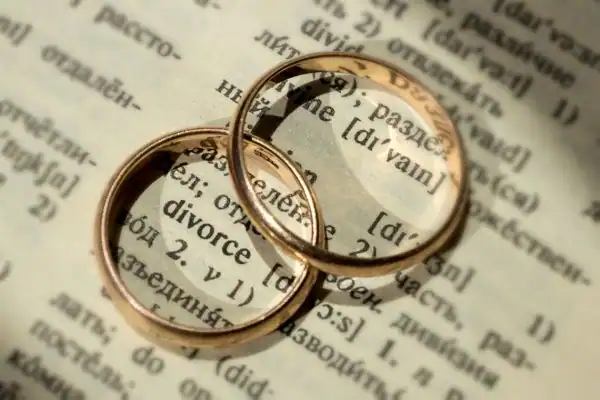 Image of rings removed before divorce mediation Wickford